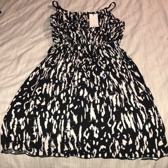 Vero Moda Woven Dress in Shatter Print (blk & wht) - Picture 3 of 4